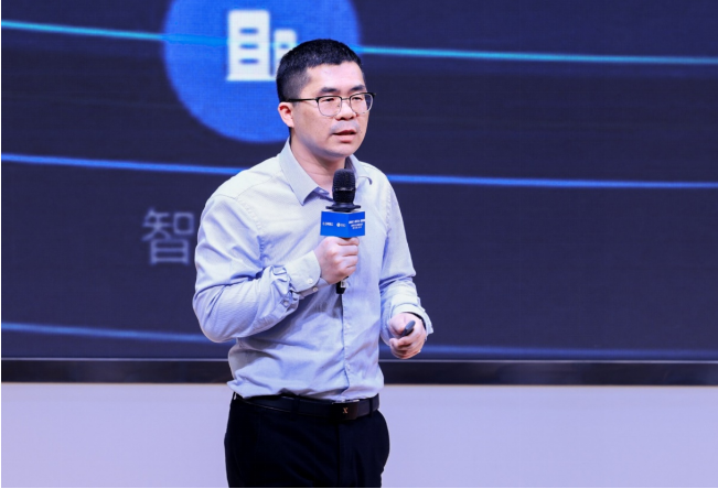 图为阿里巴巴副总裁、钉钉事业部负责人叶军做主题分享